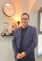 Une photo d’un participant qui veut faire connaissance et se marier